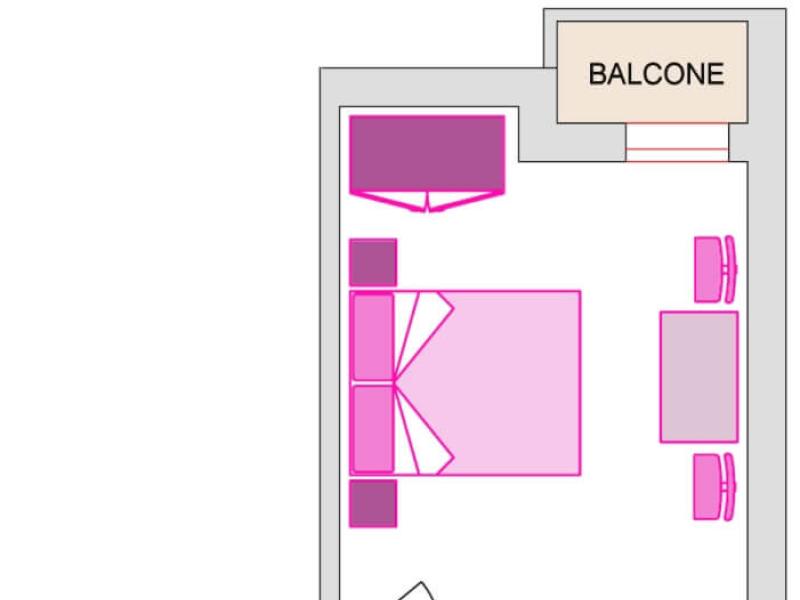 Piccolo appartamento con balcone, camera da letto, bagno e area soggiorno.