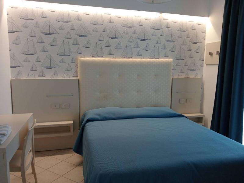 Camera da letto con decorazioni nautiche e letto matrimoniale.